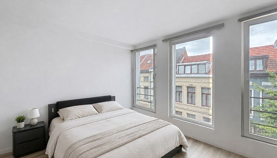 Mooi appartement op de tweede verdieping met een riant terras. Inkomhal, lichtrijke leefruimte (ca 37m&sup2;) met een open ge&iuml;nstalleerde keuken. De moderne keuken is uitgerust met keramische kookplaat, oven, dampkap, vaatwasser en koelkast met vriesvak. Van