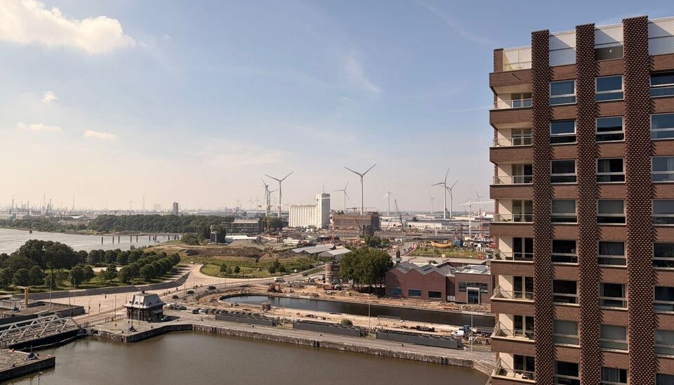 Dit instapklaar appartement (ca.94 m&sup2; ) bevindt zich op de 12e verdieping met waterzicht, op het bruisende Eilandje aan de Montevideo en op fietsafstand van het centrum. Inkomhal met toegang tot berging en apart toilet met handenwasser. Ruime woon- en ee