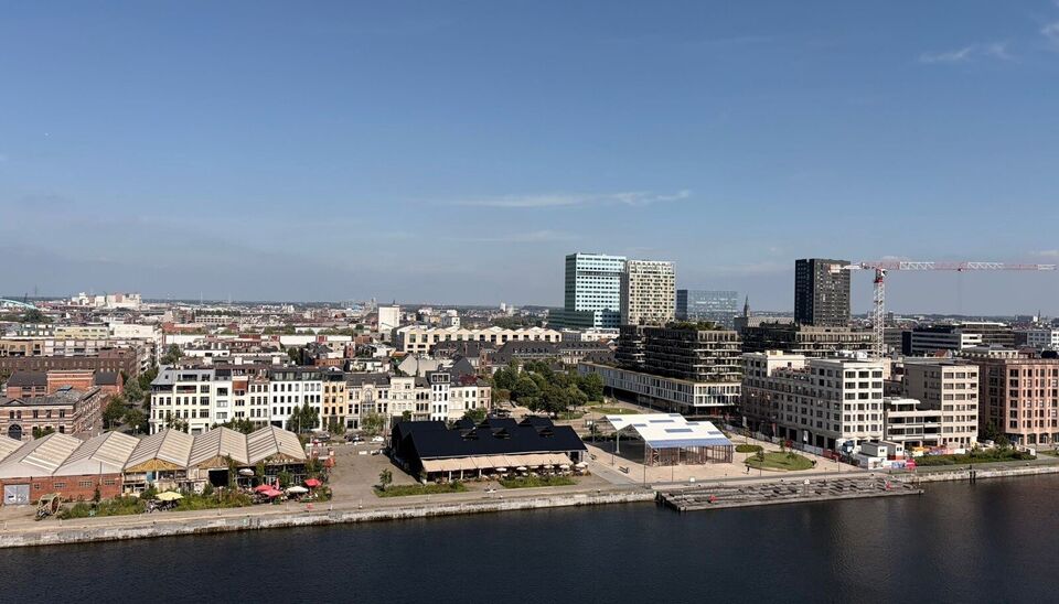 Dit instapklaar appartement (ca.94 m&sup2; ) bevindt zich op de 12e verdieping met waterzicht, op het bruisende Eilandje aan de Montevideo en op fietsafstand van het centrum. Inkomhal met toegang tot berging en apart toilet met handenwasser. Ruime woon- en ee