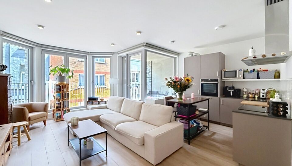 Instapklaar appartement met 2 slaapkamers en zijdelings zicht op Park Spoor Noord.
Dit goed onderhouden appartement geniet van een uitstekende ligging vlak bij Park Spoor Noord en biedt een aangename combinatie van licht, ruimte en comfort.
De ruime en li