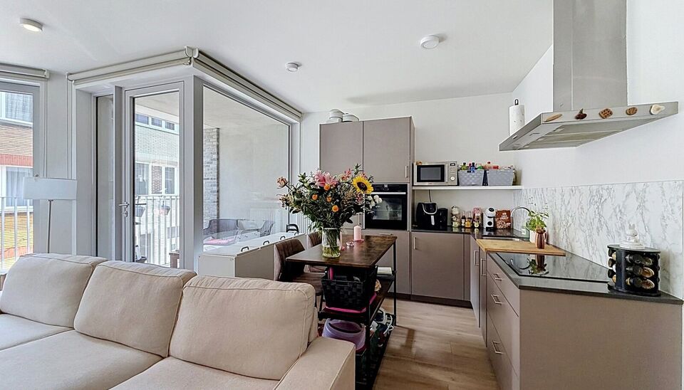 Instapklaar appartement met 2 slaapkamers en zijdelings zicht op Park Spoor Noord.
Dit goed onderhouden appartement geniet van een uitstekende ligging vlak bij Park Spoor Noord en biedt een aangename combinatie van licht, ruimte en comfort.
De ruime en li