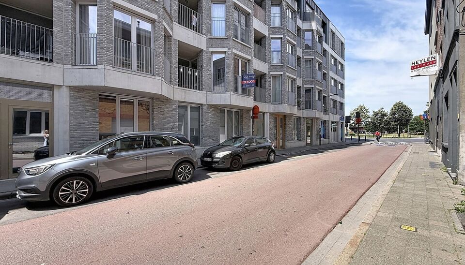 Instapklaar appartement met 2 slaapkamers en zijdelings zicht op Park Spoor Noord.
Dit goed onderhouden appartement geniet van een uitstekende ligging vlak bij Park Spoor Noord en biedt een aangename combinatie van licht, ruimte en comfort.
De ruime en li