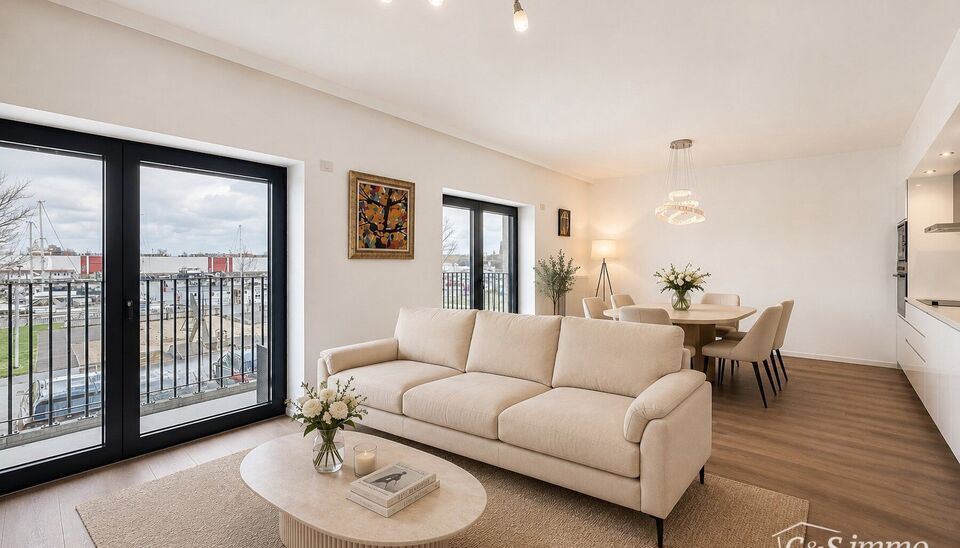 Een stijlvol en energiezuinig appartement (ca. 112 m&sup2;) met een ruim terras dat een prachtig uitzicht biedt op de jachthaven. Dit unieke project werd gerealiseerd in 2018 en onderscheidt zich door zijn moderne architectuur.
De inkomhal is voorzien van een