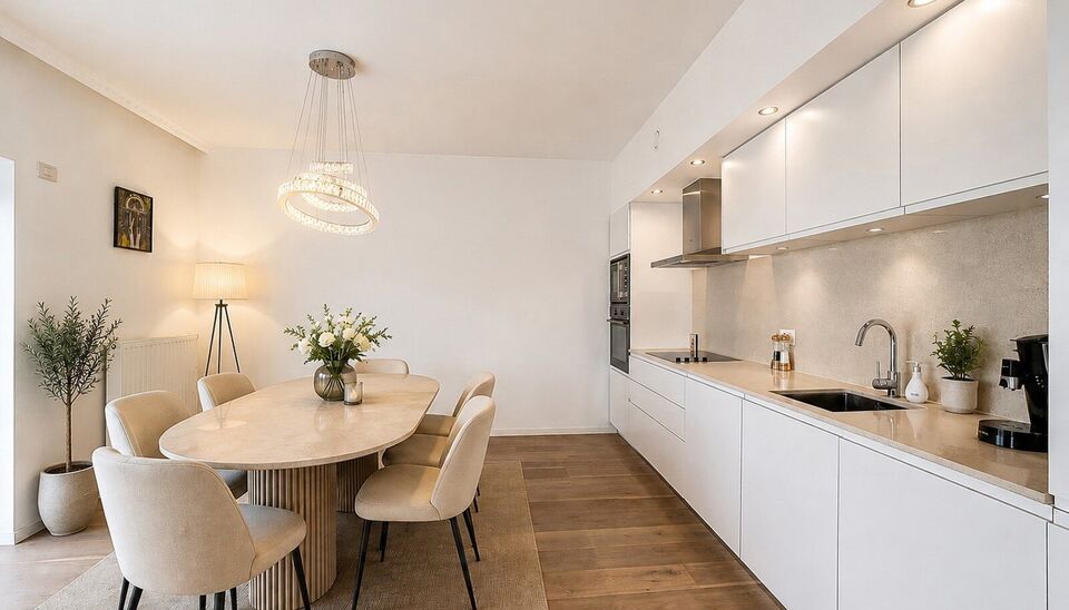 Een stijlvol en energiezuinig appartement (ca. 112 m&sup2;) met een ruim terras dat een prachtig uitzicht biedt op de jachthaven. Dit unieke project werd gerealiseerd in 2018 en onderscheidt zich door zijn moderne architectuur.
De inkomhal is voorzien van een