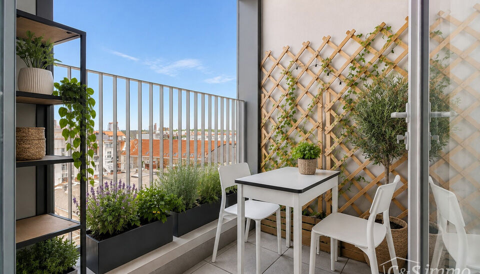 Ontdek dit instapklare appartement op de vierde verdieping van een recent gebouw (2018), ideaal gelegen op wandelafstand van Park Spoor Noord en met maar liefst 3 terrassen! Dankzij de moderne afwerking, energiezuinigheid en uitstekende ligging is dit de 