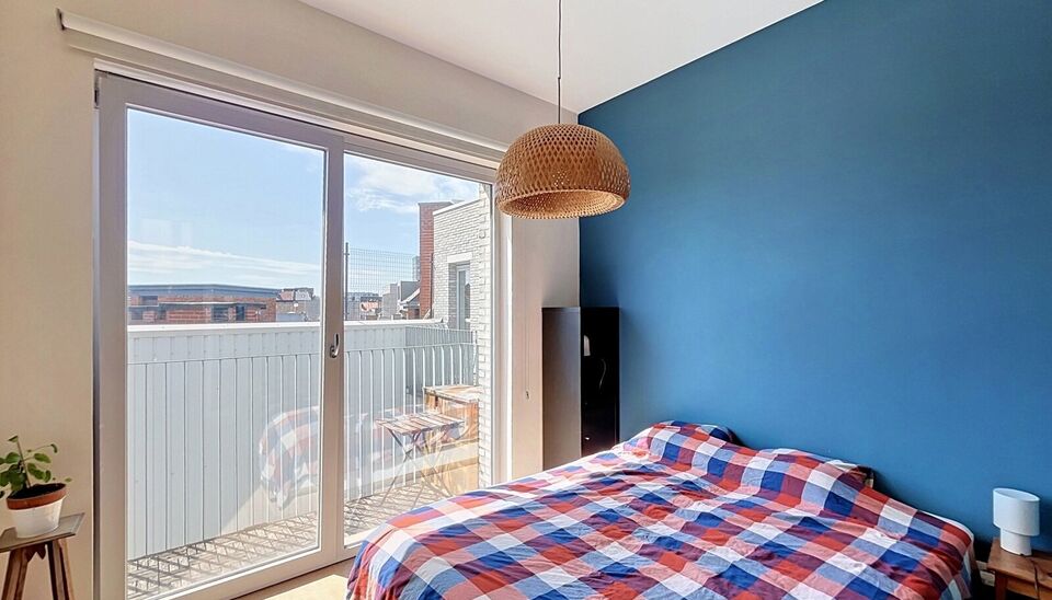 Ontdek dit instapklare appartement op de vierde verdieping van een recent gebouw (2018), ideaal gelegen op wandelafstand van Park Spoor Noord en met maar liefst 3 terrassen! Dankzij de moderne afwerking, energiezuinigheid en uitstekende ligging is dit de 