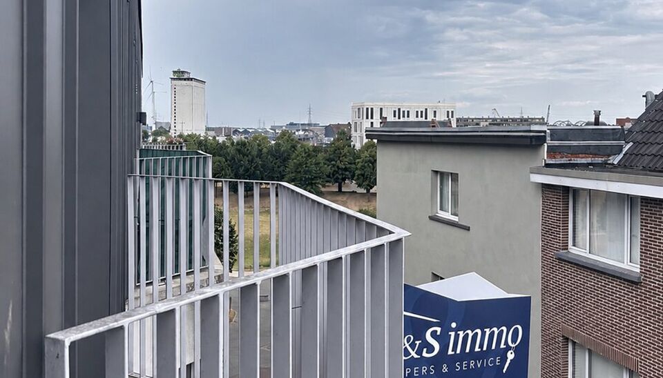 Ontdek dit instapklare appartement op de vierde verdieping van een recent gebouw (2018), ideaal gelegen op wandelafstand van Park Spoor Noord en met maar liefst 3 terrassen! Dankzij de moderne afwerking, energiezuinigheid en uitstekende ligging is dit de 