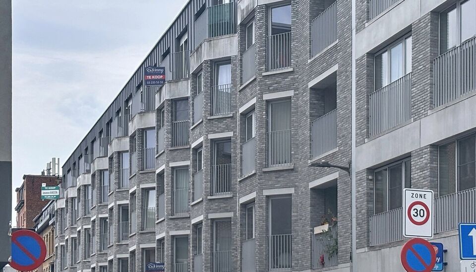 Ontdek dit instapklare appartement op de vierde verdieping van een recent gebouw (2018), ideaal gelegen op wandelafstand van Park Spoor Noord en met maar liefst 3 terrassen! Dankzij de moderne afwerking, energiezuinigheid en uitstekende ligging is dit de 