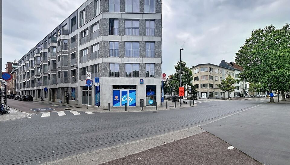 Ontdek dit instapklare appartement op de vierde verdieping van een recent gebouw (2018), ideaal gelegen op wandelafstand van Park Spoor Noord en met maar liefst 3 terrassen! Dankzij de moderne afwerking, energiezuinigheid en uitstekende ligging is dit de 