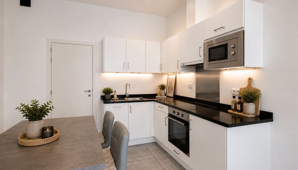 Op een boogscheut van Park Spoor Noord een instapklaar gelijkvloers appartement met terras.
Bij het betreden van het appartement komt u in de lichtrijke woonkamer (22 m&sup2;), die naadloos overgaat in een open, volledig ingerichte keuken. De keuken is uitger