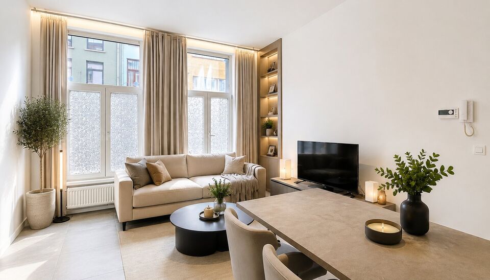 Op een boogscheut van Park Spoor Noord een instapklaar gelijkvloers appartement met terras.
Bij het betreden van het appartement komt u in de lichtrijke woonkamer (22 m&sup2;), die naadloos overgaat in een open, volledig ingerichte keuken. De keuken is uitger