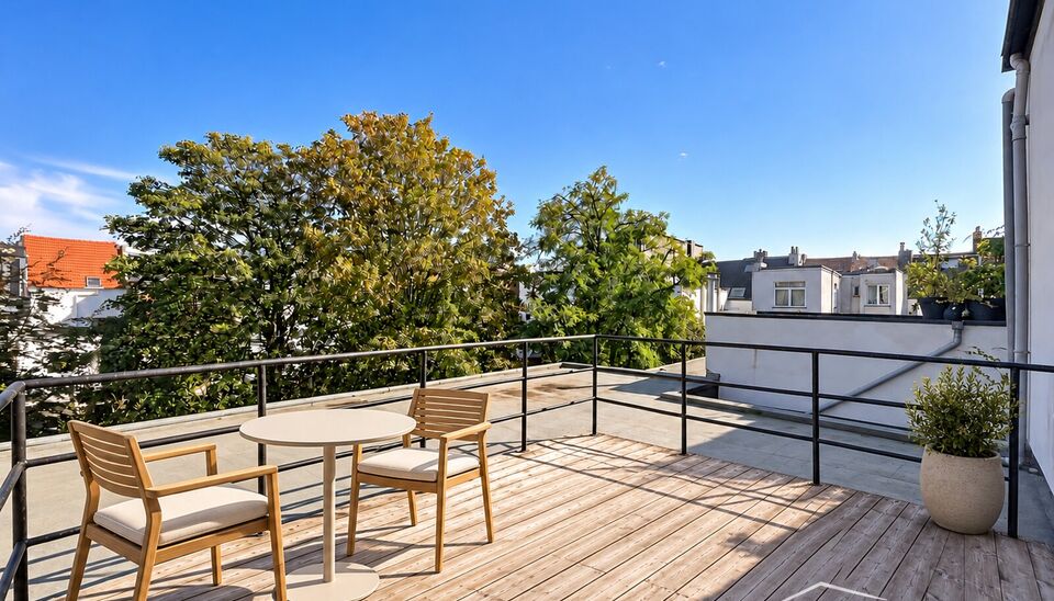 Mooi appartement op de tweede verdieping met een riant terras. Inkomhal, lichtrijke leefruimte (ca 37m&sup2;) met een open ge&iuml;nstalleerde keuken. De moderne keuken is uitgerust met keramische kookplaat, oven, dampkap, vaatwasser en koelkast met vriesvak. Van