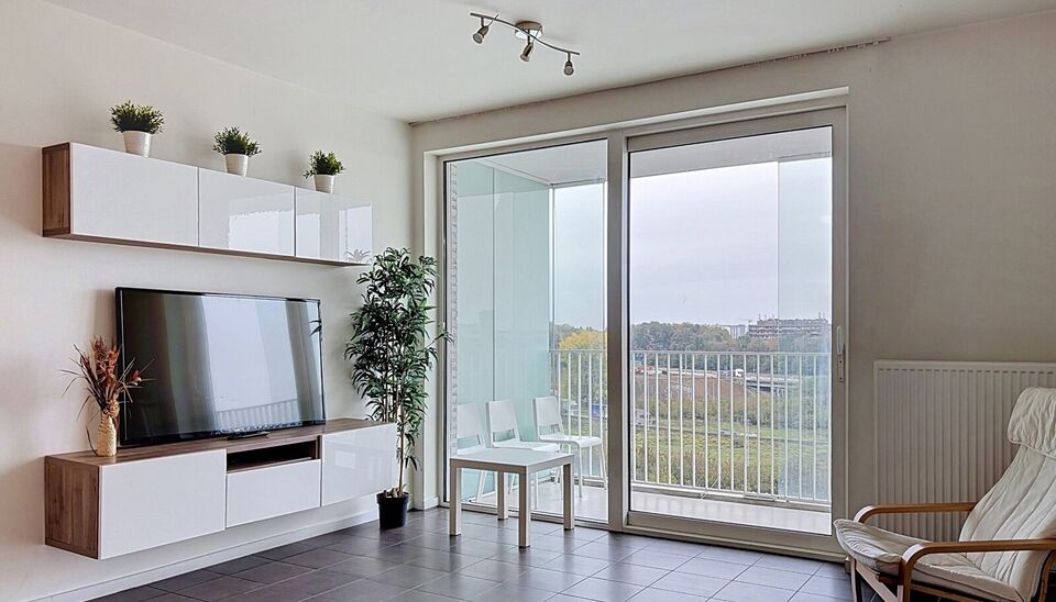 Op zoek naar een lichtrijk 1 slaapkamer appartement met autostaanplaats en kelderberging om zelf in te wonen of om te verhuren? Bekijk dan zeker dit gezellig appartement met prachtig uitzicht!
Deze nieuwbouw uit 2016 is zeer centraal gelegen, vlakbij de v