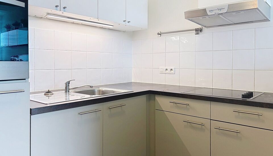 Op zoek naar een lichtrijk 1 slaapkamer appartement met autostaanplaats en kelderberging om zelf in te wonen of om te verhuren? Bekijk dan zeker dit gezellig appartement met prachtig uitzicht!
Deze nieuwbouw uit 2016 is zeer centraal gelegen, vlakbij de v