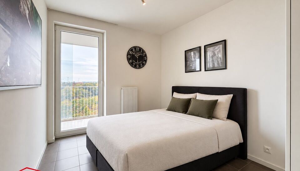 Op zoek naar een lichtrijk 1 slaapkamer appartement met autostaanplaats en kelderberging om zelf in te wonen of om te verhuren? Bekijk dan zeker dit gezellig appartement met prachtig uitzicht!
Deze nieuwbouw uit 2016 is zeer centraal gelegen, vlakbij de v