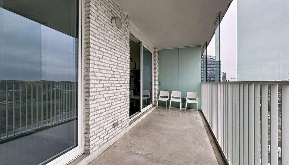 Op zoek naar een lichtrijk 1 slaapkamer appartement met autostaanplaats en kelderberging om zelf in te wonen of om te verhuren? Bekijk dan zeker dit gezellig appartement met prachtig uitzicht!
Deze nieuwbouw uit 2016 is zeer centraal gelegen, vlakbij de v