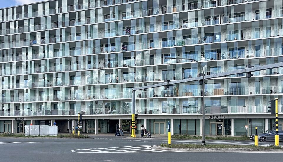 Op zoek naar een lichtrijk 1 slaapkamer appartement met autostaanplaats en kelderberging om zelf in te wonen of om te verhuren? Bekijk dan zeker dit gezellig appartement met prachtig uitzicht!
Deze nieuwbouw uit 2016 is zeer centraal gelegen, vlakbij de v