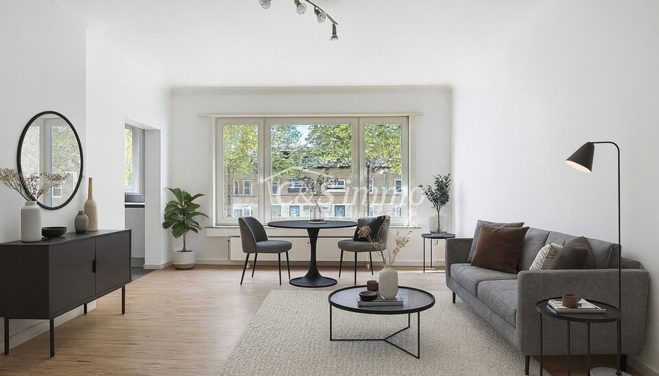 Licht appartement op wandelafstand van het Te Boelaarpark en diverse winkels.
De inkomhal leidt naar de woon- en eetkamer (ca. 23 m&sup2;) met laminaatvloer, aansluitend aan de praktische hoekkeuken. Het appartement beschikt over 2 slaapkamers (ca. 13 m&sup2; - 5