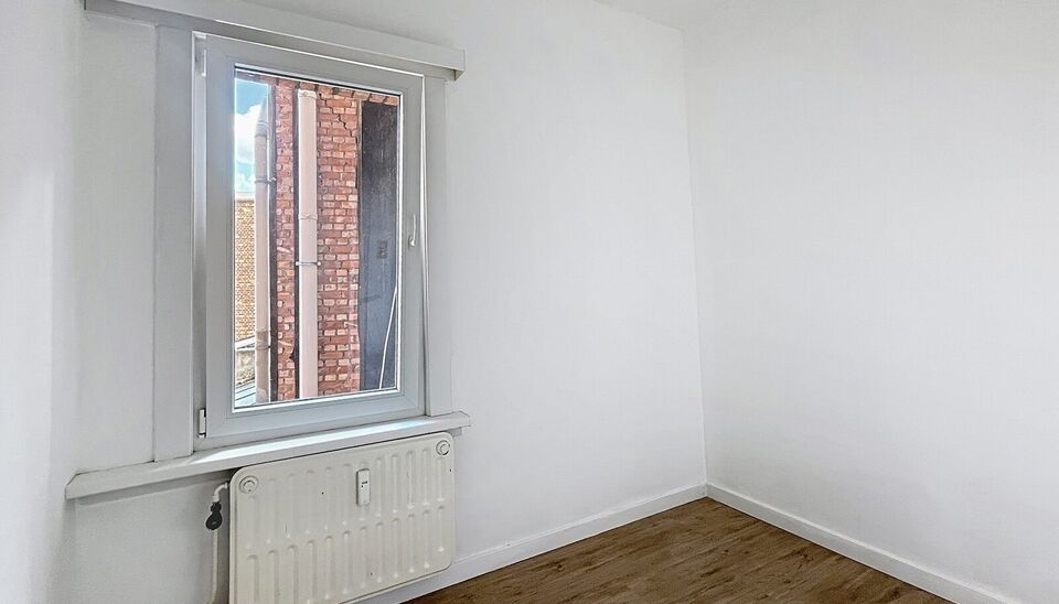 Licht appartement op wandelafstand van het Te Boelaarpark en diverse winkels.
De inkomhal leidt naar de woon- en eetkamer (ca. 23 m&sup2;) met laminaatvloer, aansluitend aan de praktische hoekkeuken. Het appartement beschikt over 2 slaapkamers (ca. 13 m&sup2; - 5