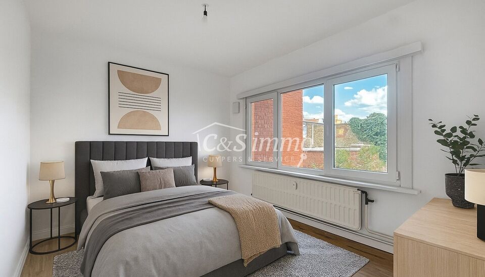 Licht appartement op wandelafstand van het Te Boelaarpark en diverse winkels.
De inkomhal leidt naar de woon- en eetkamer (ca. 23 m&sup2;) met laminaatvloer, aansluitend aan de praktische hoekkeuken. Het appartement beschikt over 2 slaapkamers (ca. 13 m&sup2; - 5