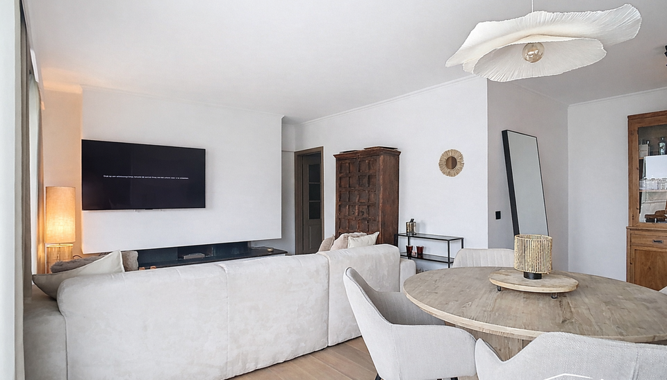 Welkom in residentie Willem de Brouwer. Op de achtste verdieping van dit goed onderhouden gebouw bevindt zich dit appartement, gelegen aan een gemeenschappelijke gang met slechts vier andere wooneenheden.
U betreedt het appartement via de inkomhal, die be