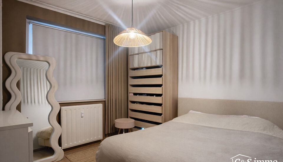 Welkom in residentie Willem de Brouwer. Op de achtste verdieping van dit goed onderhouden gebouw bevindt zich dit appartement, gelegen aan een gemeenschappelijke gang met slechts vier andere wooneenheden.
U betreedt het appartement via de inkomhal, die be