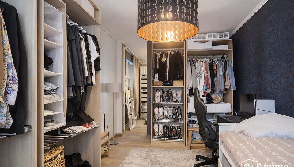 Welkom in residentie Willem de Brouwer. Op de achtste verdieping van dit goed onderhouden gebouw bevindt zich dit appartement, gelegen aan een gemeenschappelijke gang met slechts vier andere wooneenheden.
U betreedt het appartement via de inkomhal, die be