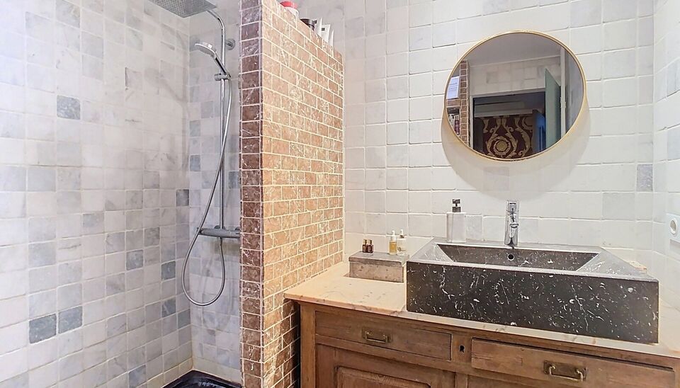 Welkom in residentie Willem de Brouwer. Op de achtste verdieping van dit goed onderhouden gebouw bevindt zich dit appartement, gelegen aan een gemeenschappelijke gang met slechts vier andere wooneenheden.
U betreedt het appartement via de inkomhal, die be