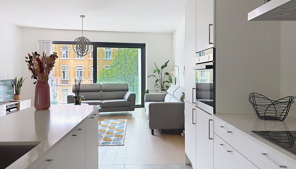 Een recent en instapklaar appartement met terras, ideaal gelegen op wandelafstand van brouwerij Brouwerij De Koninck en het Albertpark. Het appartement bevindt zich op de derde verdieping van een modern en goed onderhouden gebouw met lift.
Via de ruime in