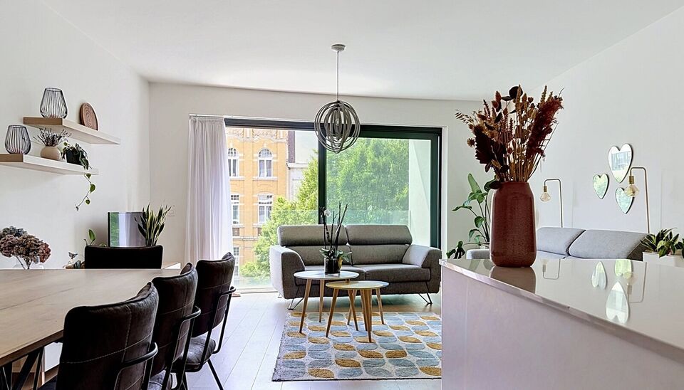 Een recent en instapklaar appartement met terras, ideaal gelegen op wandelafstand van brouwerij Brouwerij De Koninck en het Albertpark. Het appartement bevindt zich op de derde verdieping van een modern en goed onderhouden gebouw met lift.
Via de ruime in