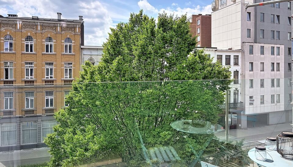 Een recent en instapklaar appartement met terras, ideaal gelegen op wandelafstand van brouwerij Brouwerij De Koninck en het Albertpark. Het appartement bevindt zich op de derde verdieping van een modern en goed onderhouden gebouw met lift.
Via de ruime in