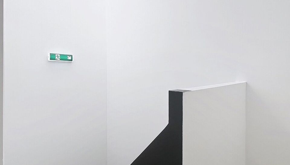 Tip top afgewerkt duplex appartement met 2 slaapkamers.  Dit appartement biedt een perfecte balans tussen comfort en stijl, gelegen in de levendige en vernieuwende wijk Stuivenberg. Bij binnenkomst inkomhal met een apart toilet. De lichtrijke leefruimte o