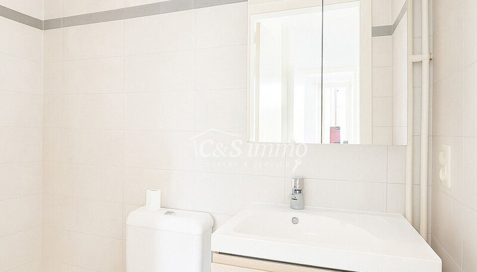 Licht appartement op wandelafstand van het Te Boelaarpark en diverse winkels.
De inkomhal leidt naar de woon- en eetkamer (ca. 23 m²) met laminaatvloer, aansluitend aan de praktische hoekkeuken. Het appartement beschikt over 2 slaapkamers (ca. 13 m² - 5