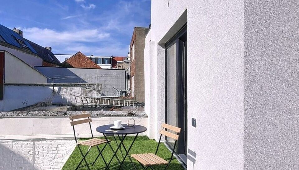 Dit charmante vernieuwde appartement met terras gevestigd in een klein gebouw,  biedt een perfecte balans tussen comfort en stijl, gelegen in de levendige en vernieuwende wijk Stuivenberg. 
Dit appartement ligt op wandelafstand van het parkcomplex Stuiven