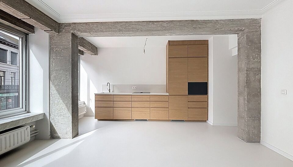 Ontdek dit recent gerenoveerde appartement op de eerste verdieping, gelegen in een bruisende en centrale buurt.
Via de ruime inkomhal, met mogelijkheden voor ingebouwde kasten, komt u naadloos in de lichtrijke woonkamer met een stijlvolle epoxyvloer en ee