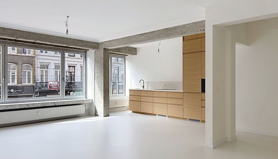 Ontdek dit recent gerenoveerde appartement op de eerste verdieping, gelegen in een bruisende en centrale buurt.
Via de ruime inkomhal, met mogelijkheden voor ingebouwde kasten, komt u naadloos in de lichtrijke woonkamer met een stijlvolle epoxyvloer en ee