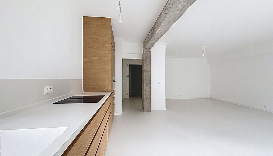 Ontdek dit recent gerenoveerde appartement op de eerste verdieping, gelegen in een bruisende en centrale buurt.
Via de ruime inkomhal, met mogelijkheden voor ingebouwde kasten, komt u naadloos in de lichtrijke woonkamer met een stijlvolle epoxyvloer en ee
