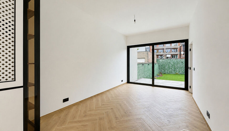 Welkom in de Joris Helleputtestraat 34, een rustige straat op een aangename locatie nabij het prachtige Te Boelaerpark.

Dit gelijkvloerse appartement werd recent volledig gerenoveerd en opgeleverd, met veel aandacht voor kwaliteit en detail.
U komt binne