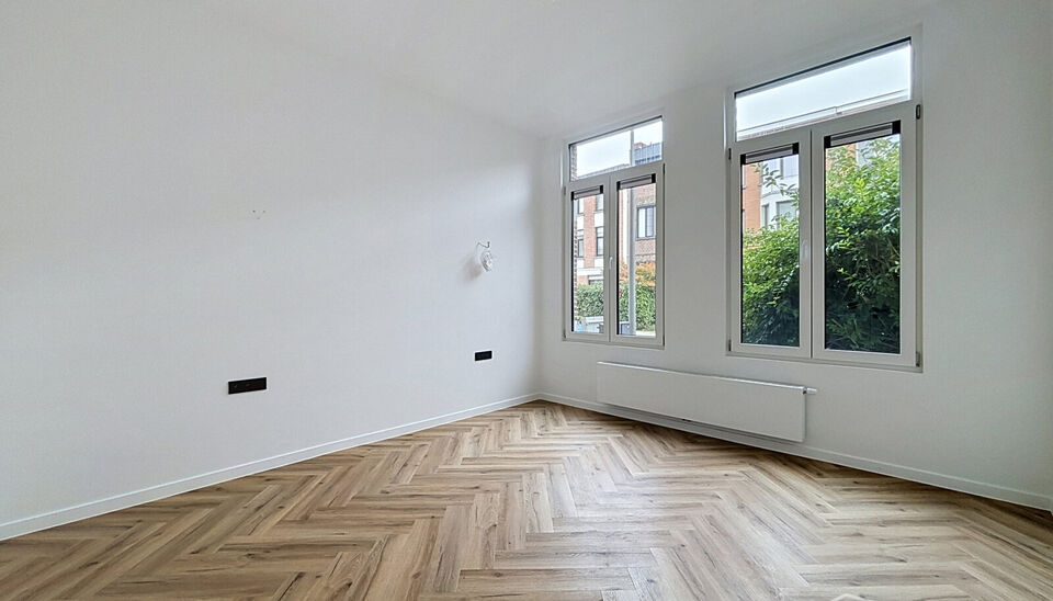 Welkom in de Joris Helleputtestraat 34, een rustige straat op een aangename locatie nabij het prachtige Te Boelaerpark.

Dit gelijkvloerse appartement werd recent volledig gerenoveerd en opgeleverd, met veel aandacht voor kwaliteit en detail.
U komt binne