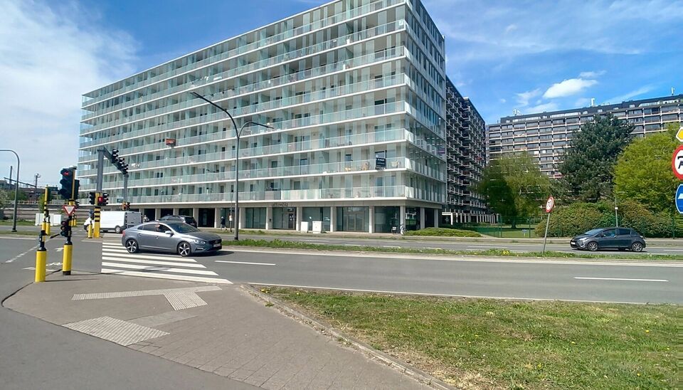Dit energiezuinig appartement bevindt zich in een recent gebouw (2018) nabij het prachtige Rivierenhof. U betreedt het appartement via de inkomhal (ca.7 m&sup2;) met voldoende kastruimte en apart toilet. Lichtrijke woonkamer op keramische parket met een open 