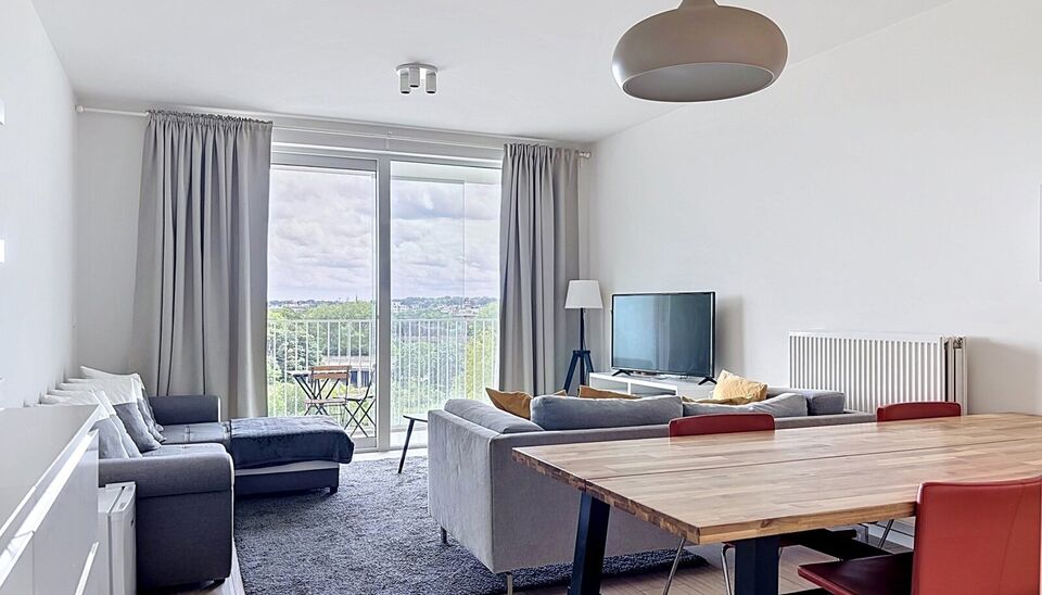 Dit energiezuinig appartement bevindt zich in een recent gebouw (2018) nabij het Rivierenhof. U betreedt het appartement via de inkomhal (ca.7 m&sup2;) met voldoende kastruimte en apart toilet. Lichtrijke woonkamer op keramische parket met een open keuken. De