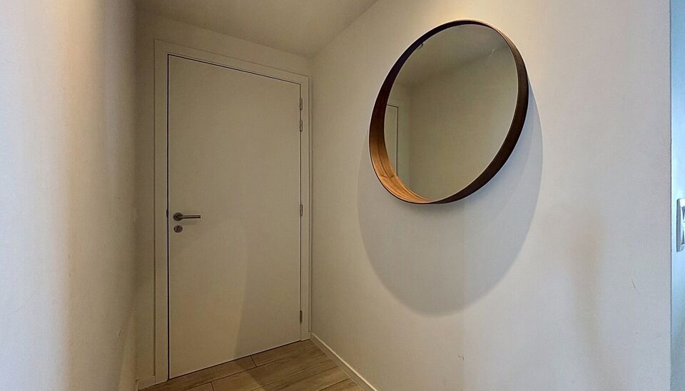 Dit energiezuinig appartement bevindt zich in een recent gebouw (2018) nabij het Rivierenhof. U betreedt het appartement via de inkomhal (ca.7 m&sup2;) met voldoende kastruimte en apart toilet. Lichtrijke woonkamer op keramische parket met een open keuken. De