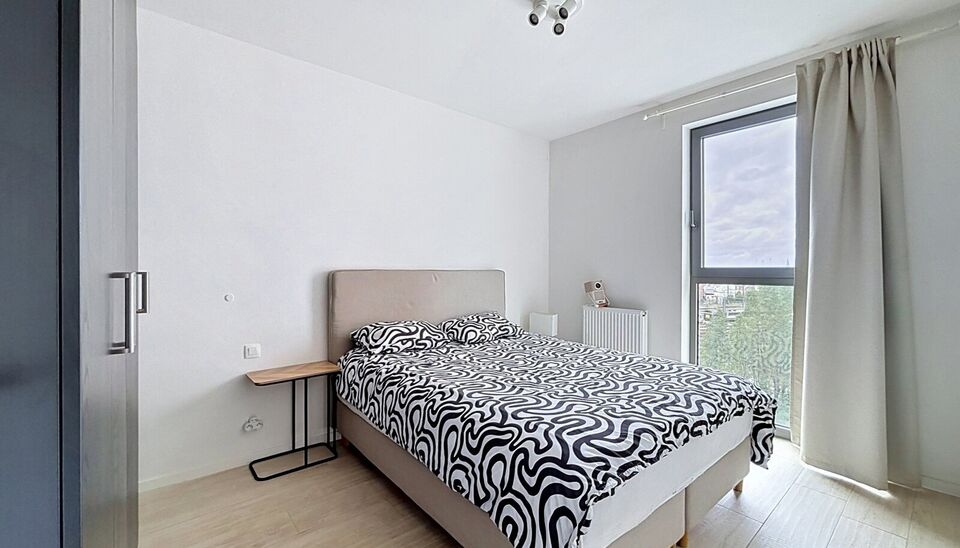 Dit energiezuinig appartement bevindt zich in een recent gebouw (2018) nabij het Rivierenhof. U betreedt het appartement via de inkomhal (ca.7 m&sup2;) met voldoende kastruimte en apart toilet. Lichtrijke woonkamer op keramische parket met een open keuken. De