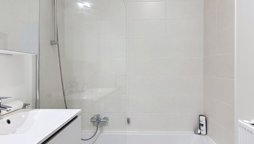 Dit energiezuinig appartement bevindt zich in een recent gebouw (2018) nabij het Rivierenhof. U betreedt het appartement via de inkomhal (ca.7 m&sup2;) met voldoende kastruimte en apart toilet. Lichtrijke woonkamer op keramische parket met een open keuken. De