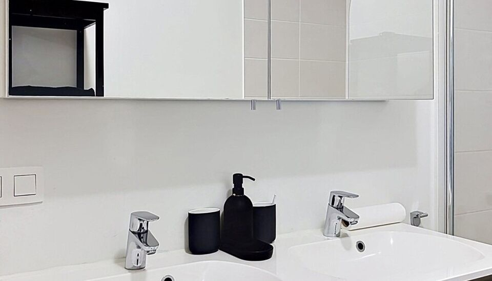 Dit energiezuinig appartement bevindt zich in een recent gebouw (2018) nabij het Rivierenhof. U betreedt het appartement via de inkomhal (ca.7 m&sup2;) met voldoende kastruimte en apart toilet. Lichtrijke woonkamer op keramische parket met een open keuken. De