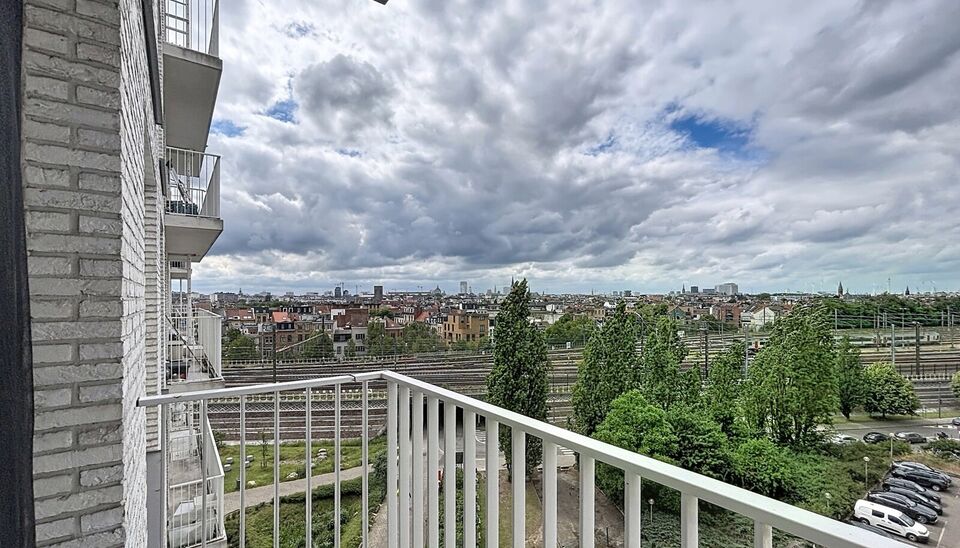 Dit energiezuinig appartement bevindt zich in een recent gebouw (2018) nabij het Rivierenhof. U betreedt het appartement via de inkomhal (ca.7 m&sup2;) met voldoende kastruimte en apart toilet. Lichtrijke woonkamer op keramische parket met een open keuken. De