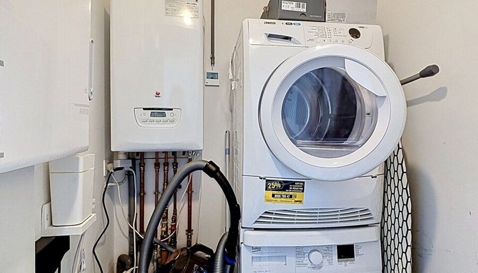 Dit energiezuinig appartement bevindt zich in een recent gebouw (2018) nabij het Rivierenhof. U betreedt het appartement via de inkomhal (ca.7 m&sup2;) met voldoende kastruimte en apart toilet. Lichtrijke woonkamer op keramische parket met een open keuken. De