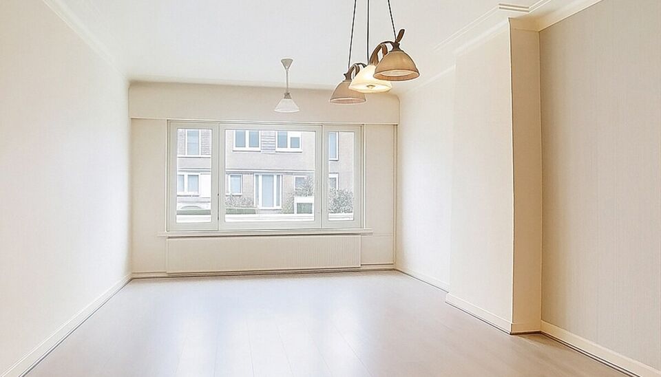 In een charmant, kleinschalig gebouw aan een doodlopende straat, op een steenworp van het groene Bisschoppenhofpark, vind je dit instapklare appartement op de gelijkvloerse verdieping. Een rustige ligging, veel lichtinval én moderne afwerking maken dit e