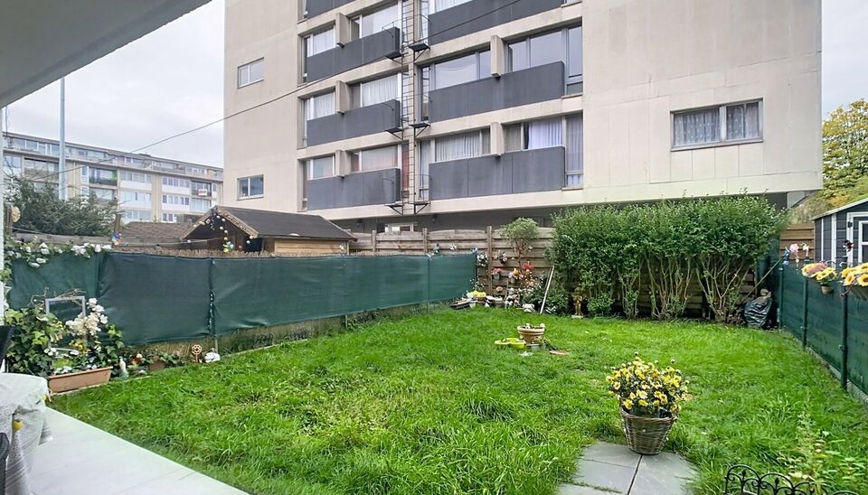 In een charmant, kleinschalig gebouw aan een doodlopende straat, op een steenworp van het groene Bisschoppenhofpark, vind je dit instapklare appartement op de gelijkvloerse verdieping. Een rustige ligging, veel lichtinval én moderne afwerking maken dit e