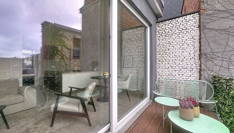 In het hart van het geliefde Deurne Zuid, tussen het Boelaarpark en het Boekenberghpark, vind je dit prachtig appartement terug op de tweede verdieping van een charmant en kleinschalig gebouw. Bij het betreden van het appartement kom je in de gezellige wo